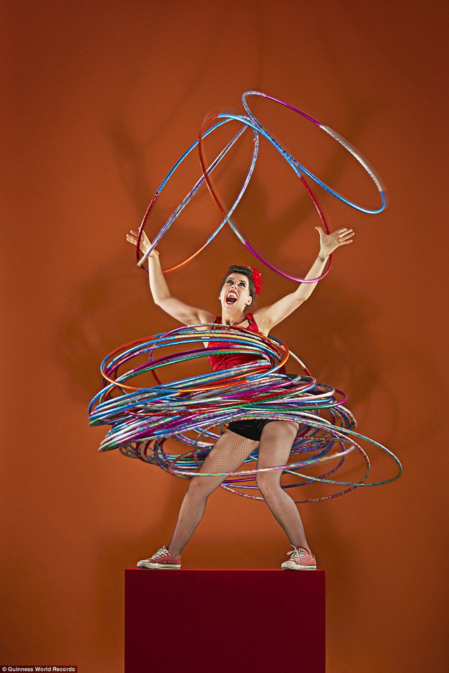 Kỷ lục khó tin thuộc về người phụ nữ Đức có tên Dunja Kuhn, với số lượng vòng lắc nhiều nhất được xoay cùng lúc trên các phần khác nhau của cơ thể là 59 vòng.