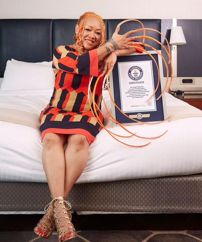 Mất 23 năm để nuôi những chiếc móng có độ dài lên đến 5,4m, Ayanna Williams - người nắm giữ kỷ lục Guinness về sở hữu bộ móng tay dài nhất thế giới hiện nay. 