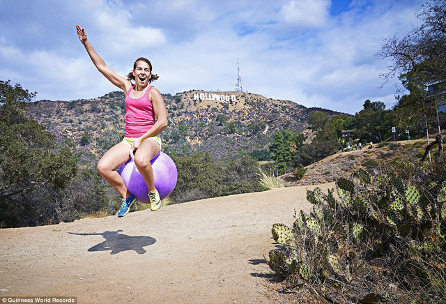 Chị Ali Spagnola đến từ bang California, Mỹ là người thực hiện kỉ lục người di chuyển nhanh nhất trên quãng đường 100m bằng bóng cao su có tay cầm (nữ) là 38,22 giây. 