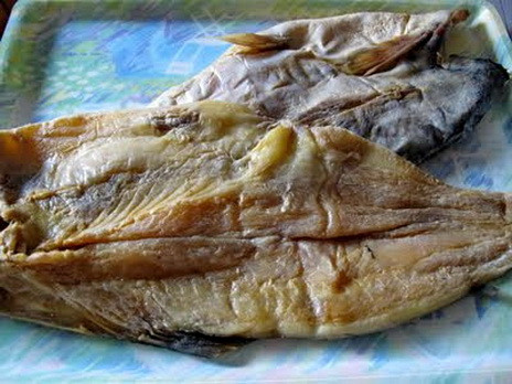 Khô cá rún không cần phải ướp gia vị mà cứ đặt lên vỉ phơi cốt để giữ hương vị cá. Ảnh: blogspot.