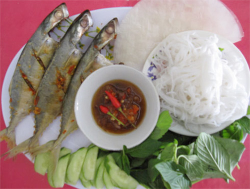 Cá ba thú có thân hình thoi, hơi dẹp bên và rất cao, thân màu xanh lá cây sẫm, hai bên sườn và bụng màu trắng bạc, có một hàng chấm đen chạy dọc lưng. Ảnh: tinhnguyen.