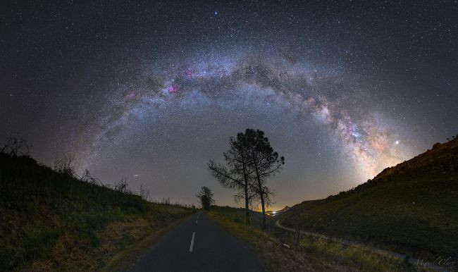 An tuong thien ha Milky Way khoe sac o bau troi trung tam