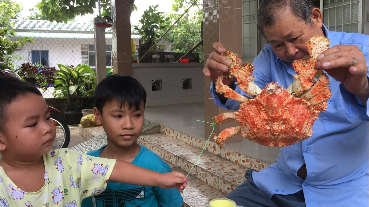 Sở dĩ loại cua này có tên là “cua ruby” vì khi cuộn tròn phòng thủ trông chúng giống như một viên ngọc ruby đỏ. Ảnh: ytimg.