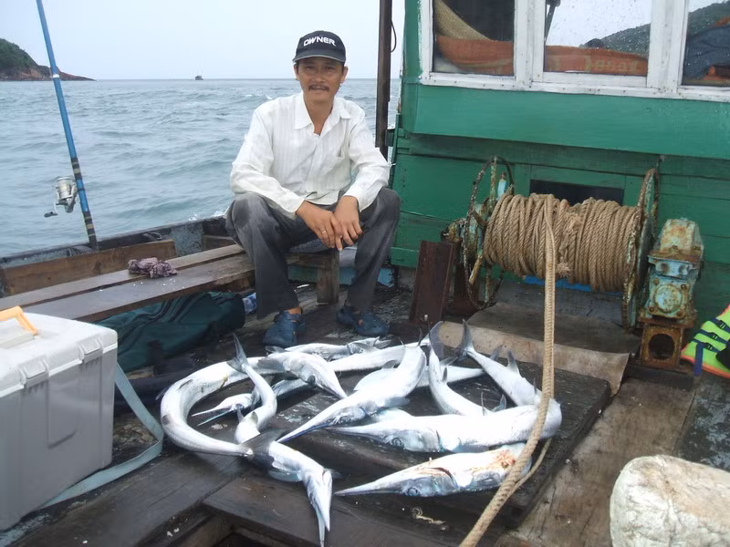 Cá nhói có thể đánh bắt bằng cách câu ghềnh hoặc câu ghe. Câu ghềnh thường câu bằng mồi tôm sống, các loại cá nhỏ bắt gần bờ trong khi câu ghe sẽ câu ở những vị trí xa bờ để câu cá nhói nặng trên 3kg - 4kg. Ảnh: wordpress.