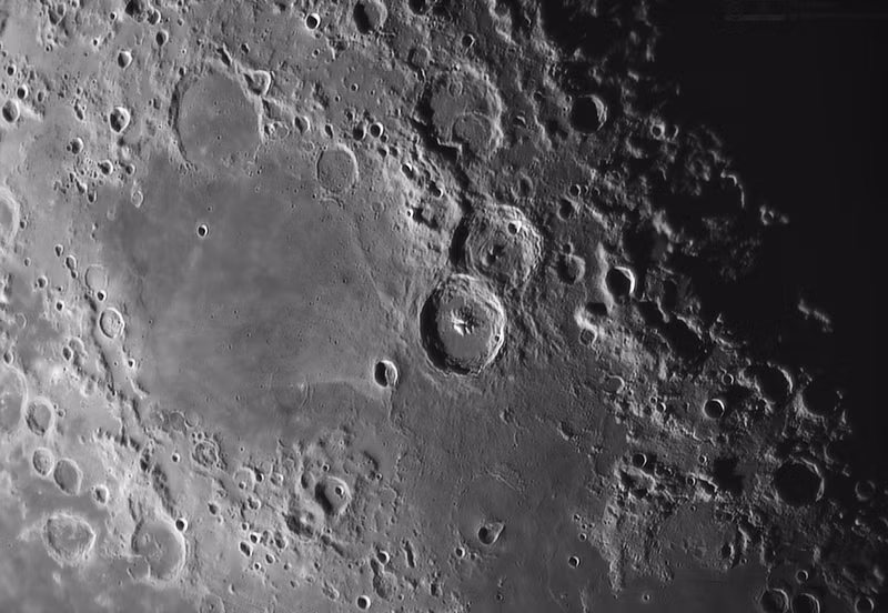 Xon xao ly thuyet moi ve nguon goc nuoc tren Mat trang