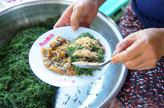 Rau nhót thường được người dân sử dụng để làm món nộm kết hợp cùng với lạc, đường, ớt, lá chanh, giá, cà rốt.... Ảnh: tepbac.