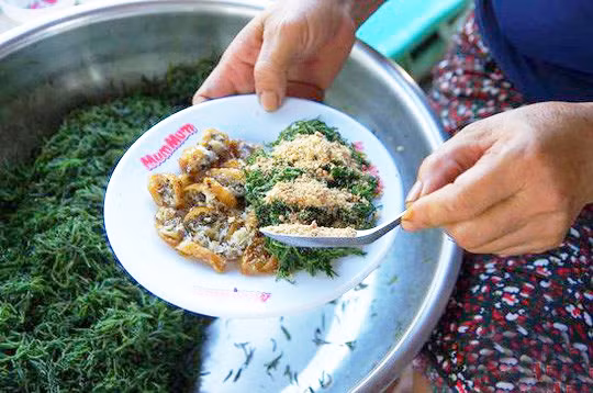 Rau nhót thường được người dân sử dụng để làm món nộm kết hợp cùng với lạc, đường, ớt, lá chanh, giá, cà rốt.... Ảnh: tepbac.