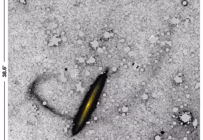 Bat ngo dong sao NGC 5907 bao boc thien ha nhu nut chai 