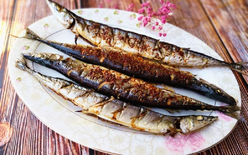 Cá thu đao được đánh bắt chủ yếu vào tháng 9-10 có chứa nhiều loại dầu tốt cho sức khỏe. Ảnh: cooky.