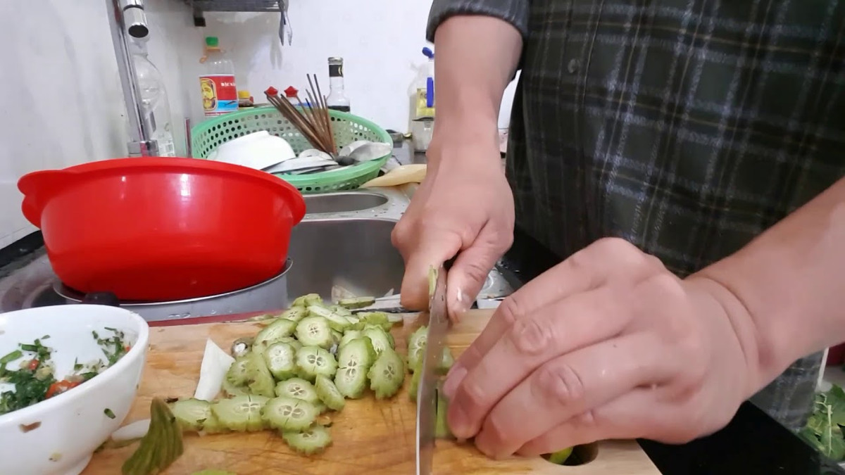 Quả mắc sim thường được ăn sống. Ảnh: ytimg.