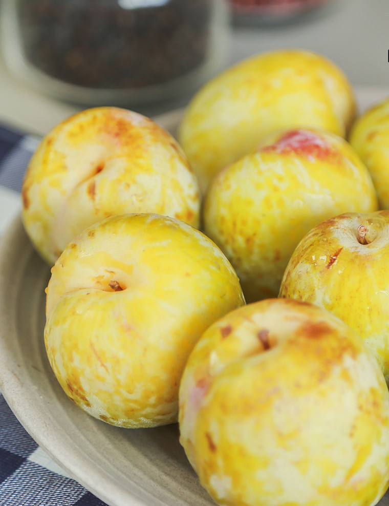 Vì vậy, nhiều chị em còn lùng mua mận khủng long Mỹ về ăn để giảm cân. Ảnh: lotte.