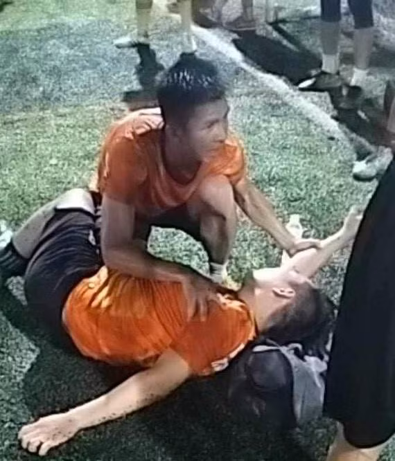  Bị cắn rách tai vì mâu thuẫn khi đá bóng 'phủi': Chiều 5/9, tại sân bóng 79, phường Phước Long B, TP Thủ Đức, TP HCM, đội bóng anh T và anh Phạm Gia Q có nhờ chủ sân “cáp kèo” đá bóng giao lưu với một đội khác. Trong lúc đá bóng, vì cho rằng đội bạn đá bạo lực với anh Q nên anh T có nói “chơi xấu quá”. Lúc này, cầu thủ bên đối phương đã nhào vào đánh, Q bị cắn rách tai, T bị đánh đến ngất xỉu và được đưa vào bệnh viện cấp cứu.
