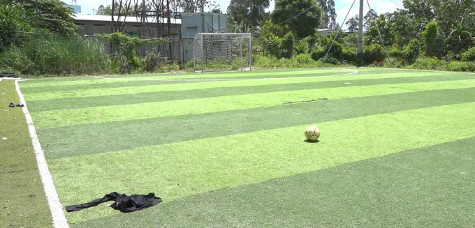  Hỗn chiến trên sân bóng, một người tử vong: Ngày 25/8, 4 nghi can thuộc hai nhóm là Võ Chí Thành, Nguyễn Hoàng Phúc, Nguyễn Văn Hi (cùng 18 tuổi) và một thiếu niên 16 tuổi bị Công an tỉnh Đồng Tháp điều tra hành vi Giết người. Trước đó, tối 23/8 nhóm Thành đến sân đá bóng với nhóm Trần Thế An (15 tuổi). Mâu thuẫn trong lúc nhặt bóng, cáp kèo, nhóm Thành cho là đội bạn "nhìn đểu" nên xảy ra cự cãi. Bực tức, Thành ra xe máy lấy dao, cùng 3 người trong nhóm cầm gậy xông vào tấn công đội bạn. Trong cuộc hỗn chiến, An bị đâm trọng thương, tử vong trên đường đi cấp cứu. Hai người khác cũng bị thương. 