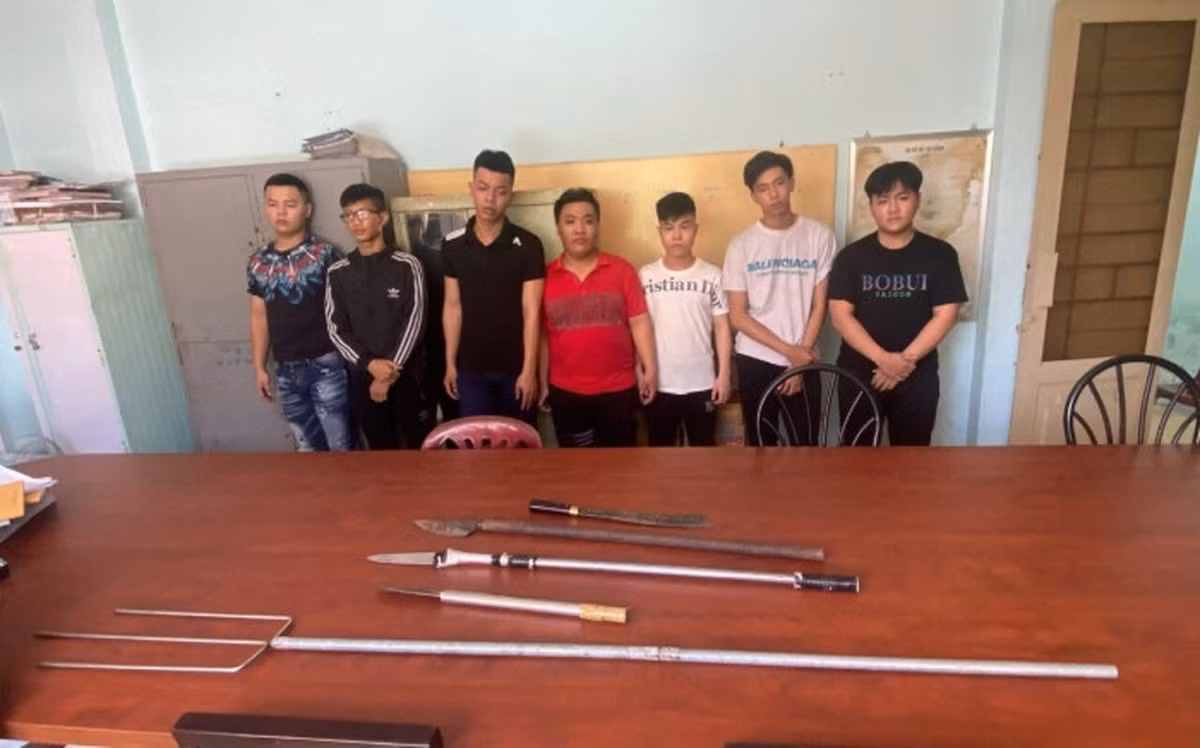  2 nhóm thanh niên dùng đao chém nhau vì mâu thuẫn khi đá bóng: Ngày 21/4/2022, Công an quận 4, TP HCM đã ngăn chặn kịp thời 2 nhóm thanh, thiếu niên mang theo hung khí suýt hỗn chiến trên địa bàn. Trước đó trong lúc đá bóng (18/4), giữa nhóm của M. và 1 đối tượng có tên gọi là Ba Chó xảy ra mâu thuẫn nên 2 nhóm đã mang đao, 3 chĩa, dao phóng lợn hỗn chiến. 