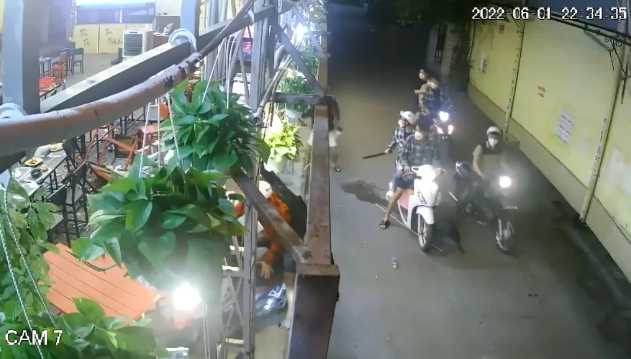  Chém người vì mâu thuẫn trên sân bóng: Do mâu thuẫn trong lúc đá bóng tại sân bóng đá ở phường 13, quận Gò Vấp, TP HCM. tối 1/6/2022, anh V.M.H. (17 tuổi) cùng bạn H.V.Đ. (18 tuổi) và L.V.V. (17 tuổi, cả 3 cùng ngụ quận Gò Vấp) đang ăn uống tại quán ăn trên đường Lê Đức Thọ (quận Gò Vấp), bất ngờ xuất hiện một nhóm thanh niên khoảng 20 người xông vào, dùng dao chém anh H. gây thương tích vùng đầu, khuỷu tay trái. Nhóm này còn đập phá gây hư hỏng phần đầu xe gắn máy của anh H. rồi bỏ đi.