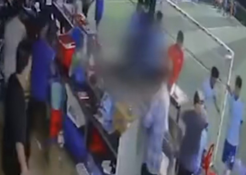  Mang hung khí đi truy sát vì mâu thuẫn trên sân bóng: Ngày 18/7, Công an huyện Châu Thành, tỉnh Long An phối hợp với các đơn vị liên quan trích xuất camera, xác định nhân dạng của các đối tượng đồng thời lấy lời khai của nạn nhân để truy xét nhóm đối tượng đâm người trong sân bóng. Vụ việc xảy ra vào tối 16/7 tại sân bóng đá cỏ nhân tạo trên địa bàn xã Long Trì, huyện Châu Thành. Theo đó, do mâu thuẫn khi giáp mặt nhau trên sân bóng đá mini, nhóm đối tượng đã kéo người cầm theo hung khí vào sân bóng tấn công, đâm gục 1 thanh niên rồi bỏ trốn… 