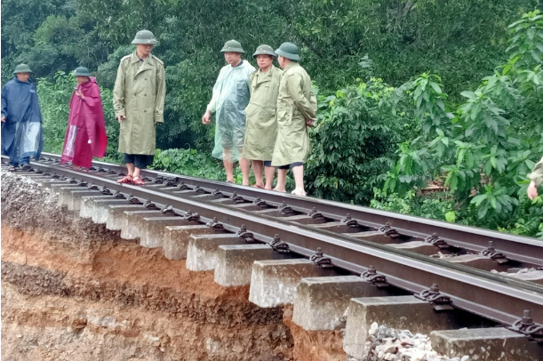 Tại huyện miền núi Vũ Quang, tuyến đường sắt Bắc - Nam, đoạn qua địa bàn thôn Liên Châu (xã Đức Liên) bị sạt lở nghiêm trọng từ rạng sáng nay (30/10) với chiều dài khoảng 100m. Ngành đường sắt đã thông báo cấm tàu, huy động lực lượng, phương tiện để triển khai các biện pháp khắc phục sự cố. (Ảnh Dân Trí)