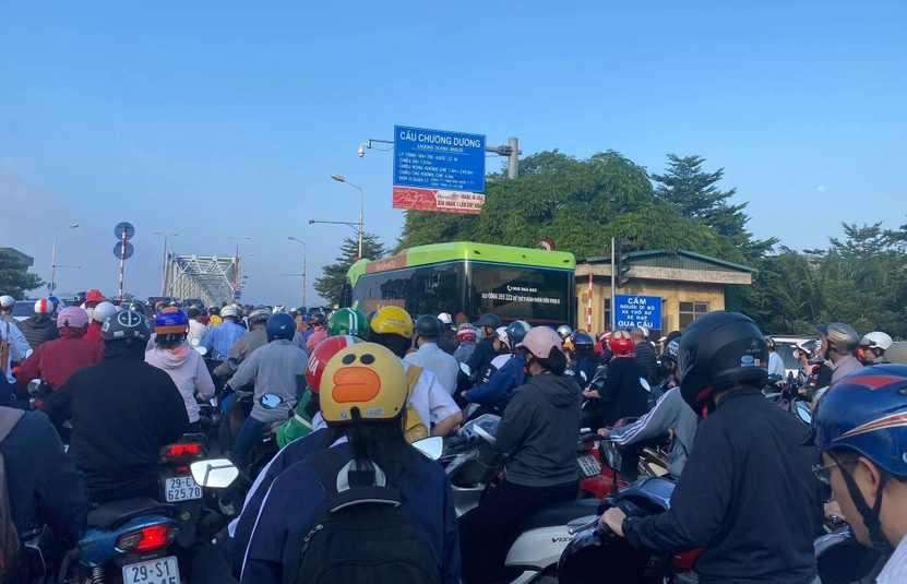 Ha Noi: O to va cham lien hoan, duong len cau Chuong Duong un tac