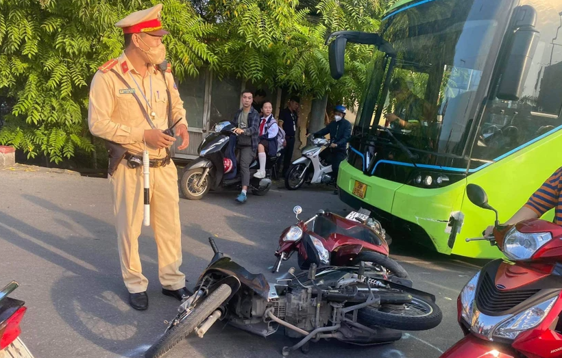 Ha Noi: O to va cham lien hoan, duong len cau Chuong Duong un tac-Hinh-2