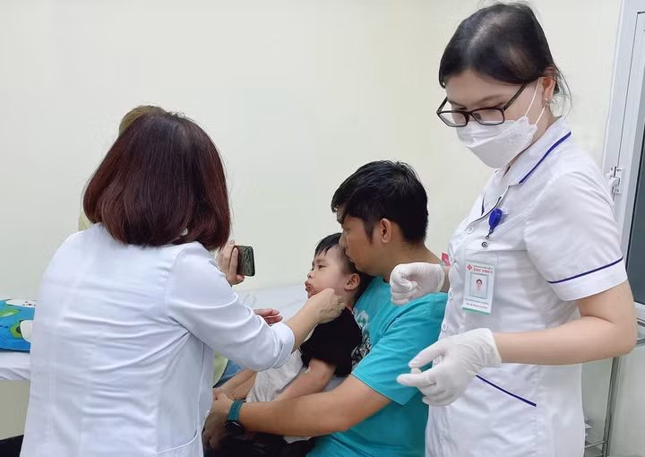  Đi du lịch cùng gia đình, bé 3 tuổi bị chó cắn phải khâu 30 mũi: Chiều 27/7, cháu Nguyễn Viết Minh Anh (3 tuổi, ở Bình Phước) cùng gia đình từ Quy Nhơn ra xã Nhơn Lý, TP Quy Nhơn, Bình Định để vui chơi. Khi đi bộ tại con đường đá xanh ở xã Nhơn Lý thì bất ngờ cháu bị chó cắn. Sau đó, gia đình đã đưa cháu Minh Anh đến Bệnh viện Đa khoa Thu Phúc. Tại đây, các bác sĩ mất gần 2 giờ đồng hồ để khâu 30 vết thương ở vùng mặt và vùng cổ cho cháu Minh Anh. 