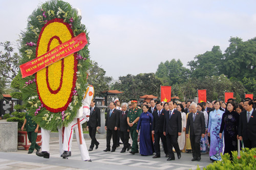 Doan Dai bieu DHDB TP HCM dang hoa Tuong dai Bac Ho-Hinh-2