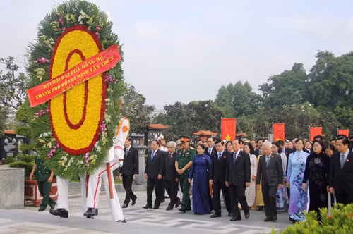 Doan Dai bieu DHDB TP HCM dang hoa Tuong dai Bac Ho-Hinh-2