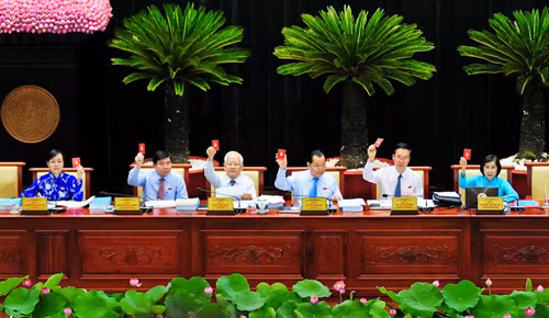 Doan Dai bieu DHDB TP HCM dang hoa Tuong dai Bac Ho-Hinh-4