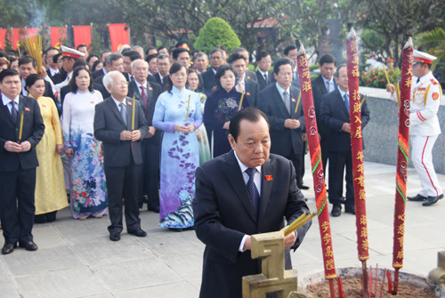 Doan Dai bieu DHDB TP HCM dang hoa Tuong dai Bac Ho-Hinh-3