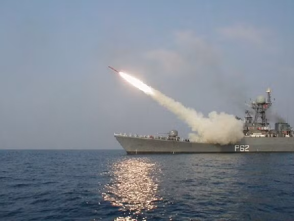 Tuy nhỏ nhưng với dàn Uran-E này đủ sức giúp INS Kirch thừa khả năng hủy diệt các tàu chiến lớn hơn nó nhiều lần. Ở khía cạnh nào đó, INS Kirch có nét giống về hỏa lực với tàu tên lửa Molniya của Việt Nam. Ngoại trừ việc kích cỡ lớn hơn, cho phép triển khai được cả trực thăng hạng nhẹ.