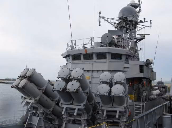 Hỏa lực mạnh nhất trên tàu INS Kirch là 16 tên lửa hành trình Kh-35 Uran-E bố trí trong 4 bệ phóng KT-184 đặt phía trước thượng tầng.