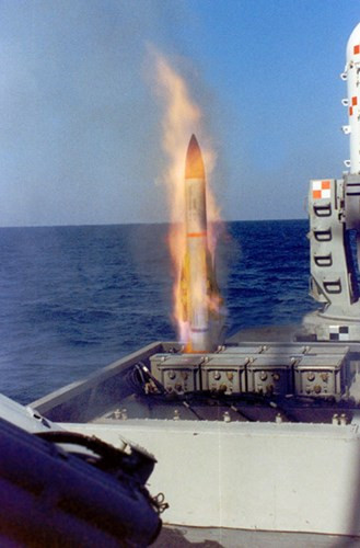 Ở tầm thấp là do hệ thống tên lửa phòng không tầm ngắn Barak 1 (Israel sản xuất) đảm nhiệm với 32 quả đạn tên lửa đặt trong bệ thẳng đứng VLS. Barak 1 có thể bắn hạ mục tiêu ở cự ly từ 500m tới 12km, độ cao 5,5km.