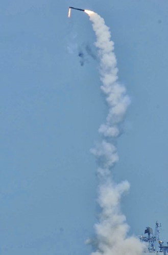 Sức mạnh hỏa lực trên lớp Shivalik cũng là sự pha trộn nhiều “phong cách”. Vũ khí nguy hiểm nhất của tàu là tổ hợp tên lửa hành trình BrahMos – sản phẩm liên doanh Nga - Ấn Độ. Loại tên lửa này được triển khai trên các bệ phóng thẳng đứng, tầm bắn đến 290km, tốc độ bay siêu âm.