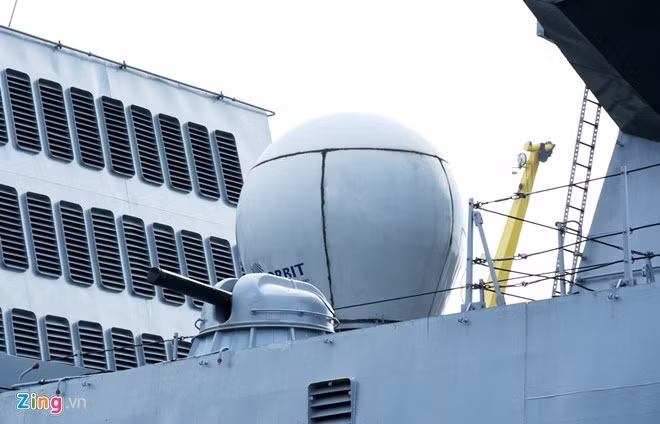 Về các tổ hợp pháo phòng thủ, tàu hộ vệ lớp Shivalik trang bị hai bệ pháo bắn nhanh AK-630 có tốc độ bắn 4.000-5.000 phát/phút do Nga thiết kế để bắn chặn tên lửa hành trình. Nguồn ảnh: Zing