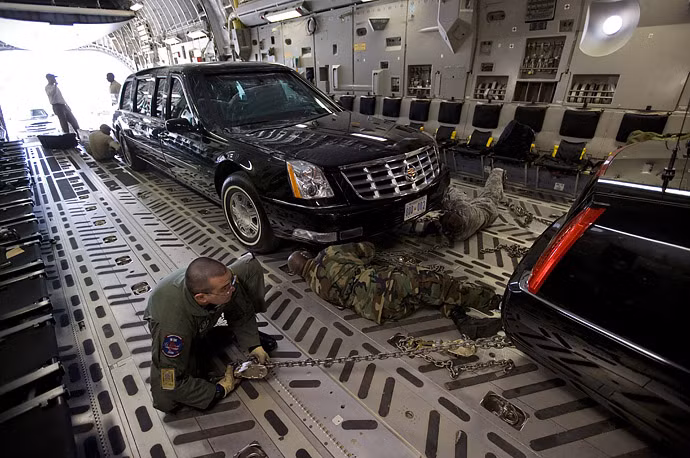 Theo các nguồn tin, siêu cơ C-17 trong tuần qua đã không vận các xe bọc thép Cadillac One và trực thăng Marine One tới Nội Bài chuẩn bị cho chuyến công du của Tổng thống Obama. Bên cạnh đó, trong những ngày tới, C-17 tiếp tục đưa thêm hàng trăm nhân viên mật vụ, phục vụ cùng nhiều hàng hóa khác tới Việt Nam.