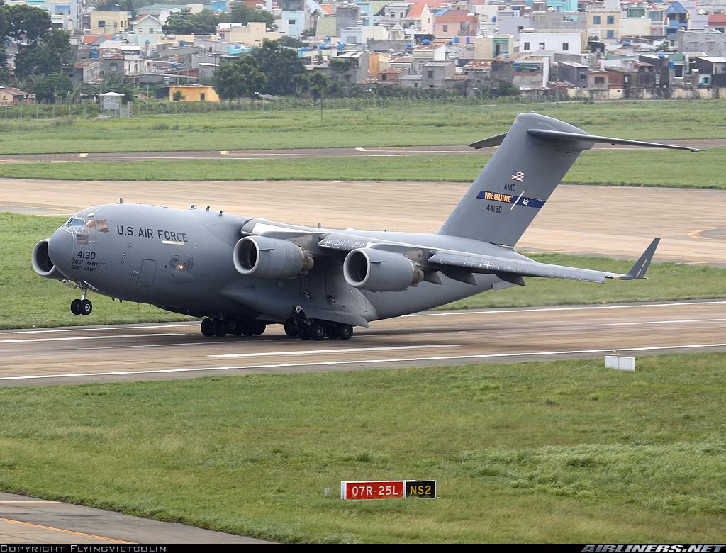 Tuần qua, sân bay Nội Bài đón tiếp nhiều chuyến bay của máy bay vận tải C-17 Globemaster III của Không quân Mỹ đang thực thi nhiệm vụ vận chuyển hàng hóa, xe cộ, máy bay cung ứng cho chuyến thăm của Tổng thống Obama tới Việt Nam. Ảnh: C-17 trong một lần tới Nội Bài năm 2010.
