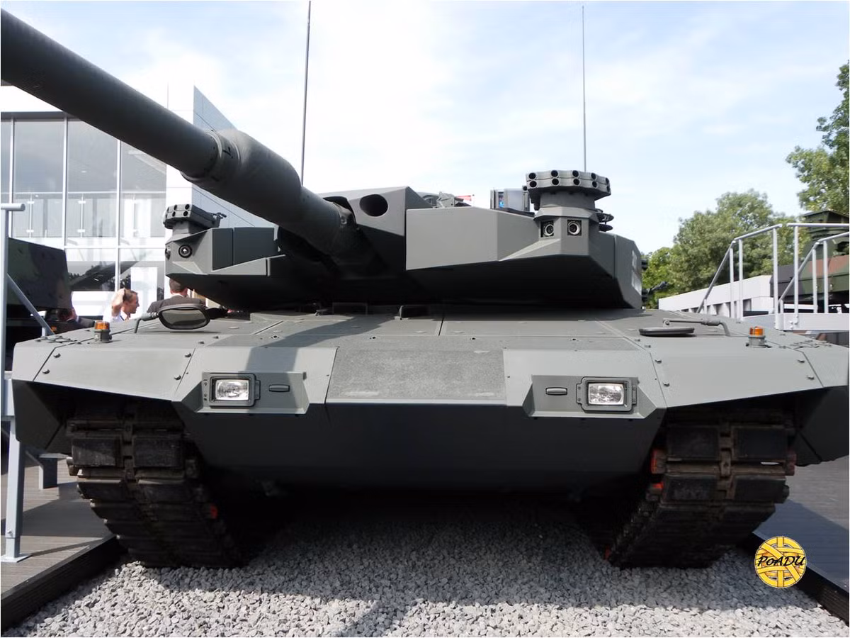 Ngoài giáp bảo vệ, Leopard 2RI được trang bị pháo nòng trơn 120mm L44 ổn định toàn phần với hệ thống nạp đạn thủ công, khả năng tấn công chính xác ngay trong phát đạn đầu được đảm bảo bởi hệ thống kiểm soát hỏa lực cực kỳ hiện đại.