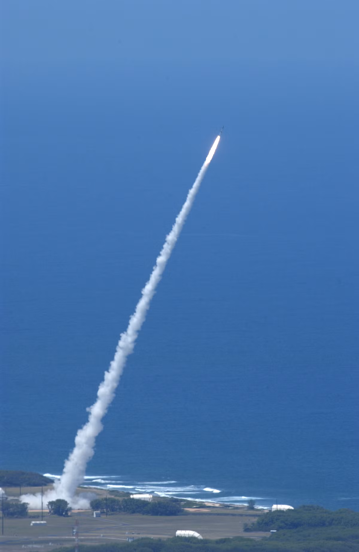 Tên lửa SM-3 có khả năng bắn chặn hầu hết các loại tên lửa đạn đạo (gồm cả liên lục địa) từ ngoài tầng khí quyển, với tầm bắn trên 500km, độ cao bay 160km.