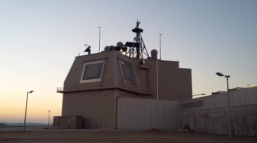 Lá chắn tên lửa Aegis Ashore có hai thành tố chính gồm: Radar mạng pha AN/SPY-1 và hệ thống phóng thẳng đứng Mk41 với tên lửa đánh chặn SM-3 tối tân. Ảnh: Đài radar SPY-1 đặt trên đất liền nhìn rất giống thượng tầng tàu khu trục Arleigh Burke hay tuần dương hạm Ticonderoga.