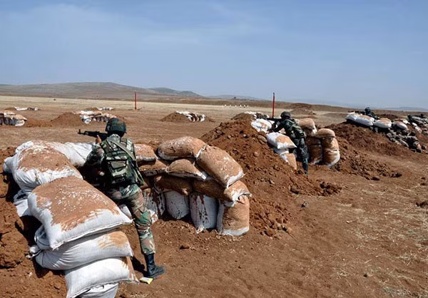 Dù Syria đang trong thời kỳ nội chiến căng thẳng, cam go nhưng quân đội nước này vẫn cố gắng dành thời gian tiến hành hoạt động diễn tập, tập trận bắn đạn thật nhằm phối hợp tác chiến nhuần nhuyễn hơn cho các sĩ quan, binh sĩ.