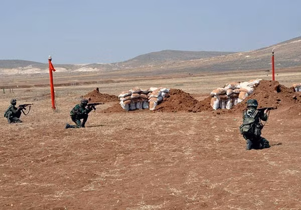 Binh sĩ Quân đội Syria bắt đầu tập trận.