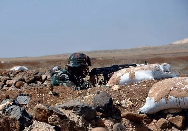 Khai hỏa súng AK về hướng quân khủng bố.