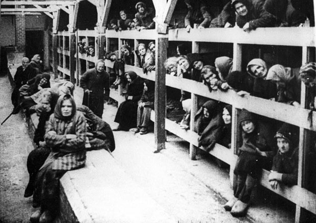 Thậm chí, một số người từng ghé thăm trại "hủy diệt" Auschwitz-Birkenau không kìm được nước mắt khi bước vào bên trong tham quan.