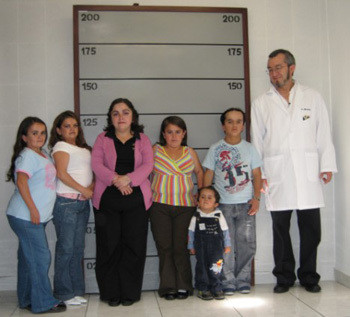 Cơ thể người lùn Laron ở Ecuador cân đối như người bình thường. Tuy nhiên, rất ít người trong số họ có chiều cao trên 150 cm.