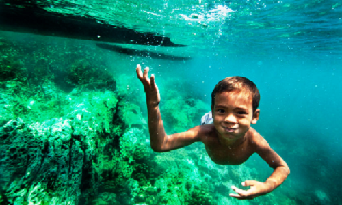 Đặc biệt, ngay cả các em nhỏ thuộc bộ tộc Moken cũng có thể phân biệt được những vật thể đường kính nhỏ hơn 1,5 mm trong nước. Do vậy, những đứa trẻ của bộ tộc này có thể bắt được sò, trai hoặc hải sâm biển ở độ sâu từ 3 - 4m.