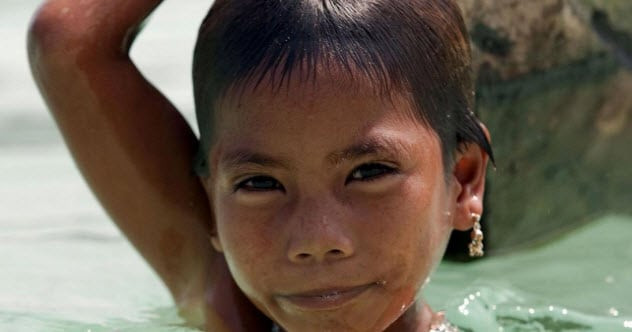 Theo các chuyên gia, đôi mắt của người Moken đặc biệt hơn so với người bình thường. Người Moken thu nhỏ đồng tử khi lặn và co hẹp thuỷ tinh thể lại khiến chúng trở nên dày hơn và làm cong mạnh ánh sáng tới. Nhờ quá trình này, họ có thể nhìn rõ mọi vật dưới nước.