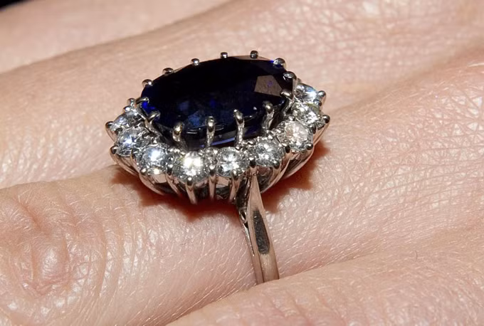 Công nương Diana rất yêu thích chiếc nhẫn này. Ngay cả sau khi ly hôn Thái tử Charles, Công nương Diana tiếp tục đeo nó.