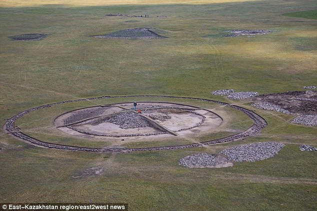 Giáo sư Zainolla Samashev, người phụ trách khai quật, cho biết: "Lượng lớn đồ vật quý giá trong khu mộ khiến chúng tôi tin rằng có một người đàn ông và phụ nữ đã được chôn cất ở đây. Họ có thể là người trị vì hoặc thuộc tầng lớp cao trong xã hội của người Saka thời xưa".