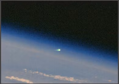 Vào năm 2006, ánh sáng màu xanh bí ẩn xuất hiện phía trên các dãy núi ở Brisbane, phía Đông - Nam bang Queensland, Australia.