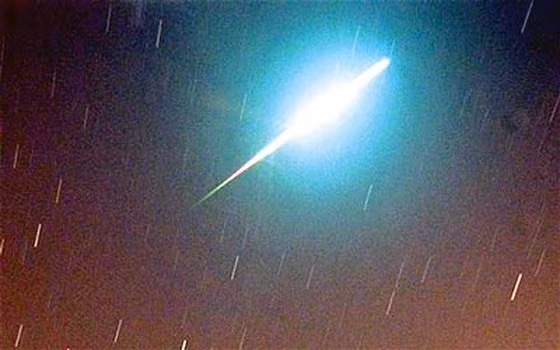 Ánh sáng bí ẩn đó lao về phía máy bay khiến các phi công nhanh chóng điều khiển máy bay sang hướng khác để tránh "va chạm".