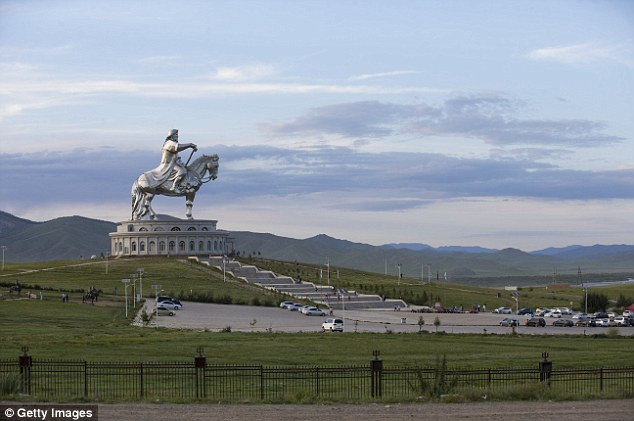 Tượng Thành Cát Tư Hãn được làm từ 250 tấn thép không gỉ và được đặt trên một bệ cao 10m.